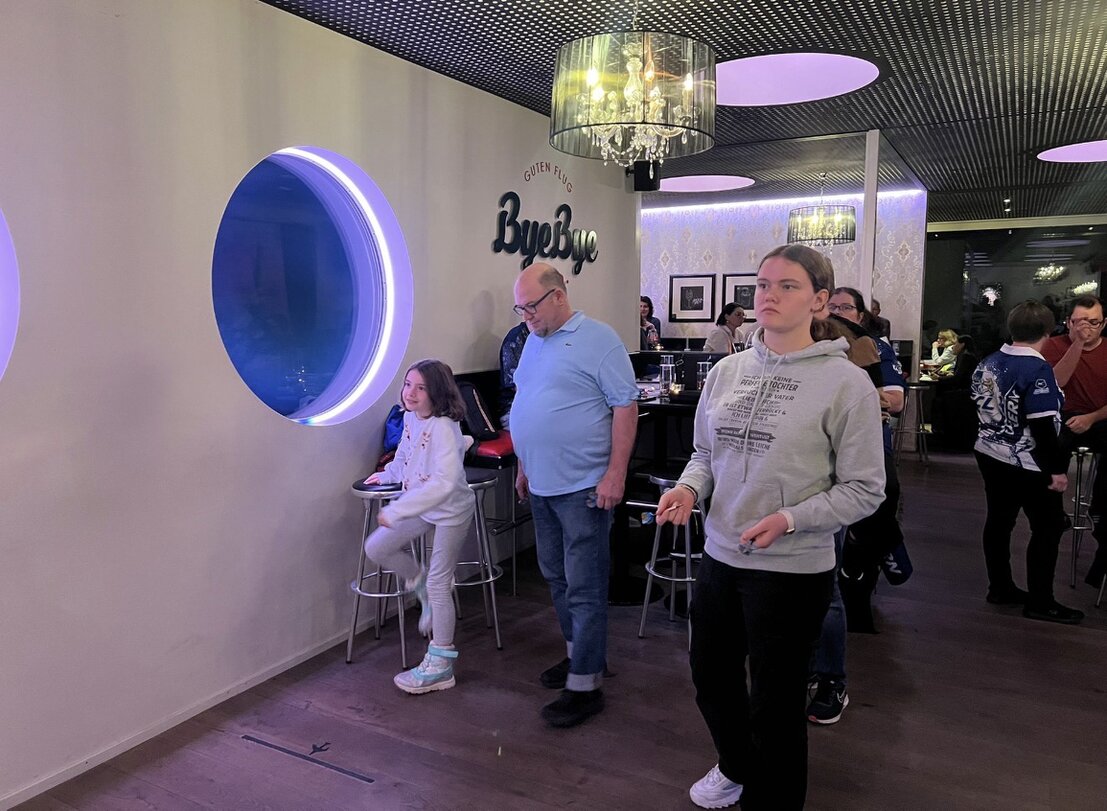 Choreo mit Fahnen in Blau und Weiss
