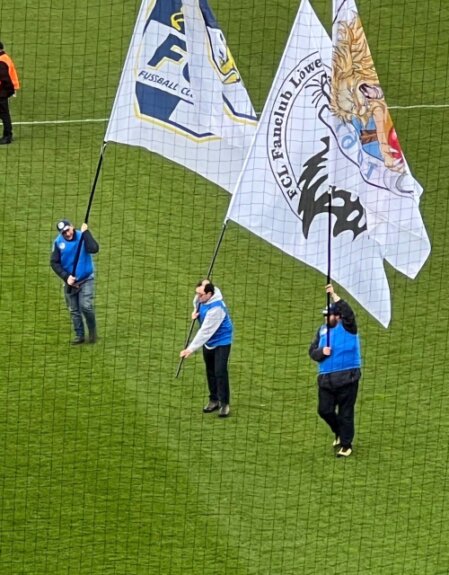 FCL-Fans halten Schals im Stadion hoch